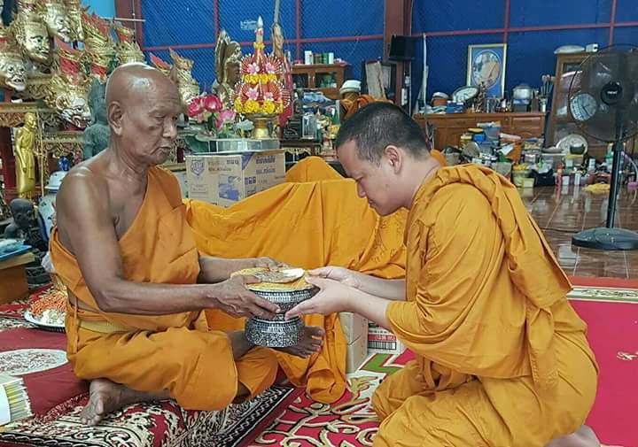 เหรียญทำน้ำมนต์ หลวงพ่อกวย วัดโฆสิตาราม หลัง ยันต์มงกุฎพระพุทธเจ้า(หนุนเสริมดวงชะตา) เนื้อชนวน(ชุดกรรมการ) (ขนาดใหญ่5ซม) #รับประกันแท้ - หลวงพ่อเล็ก วัดท่าขนุน อฐิตฐานจิต วัดโฆสิตาราม ปี2560