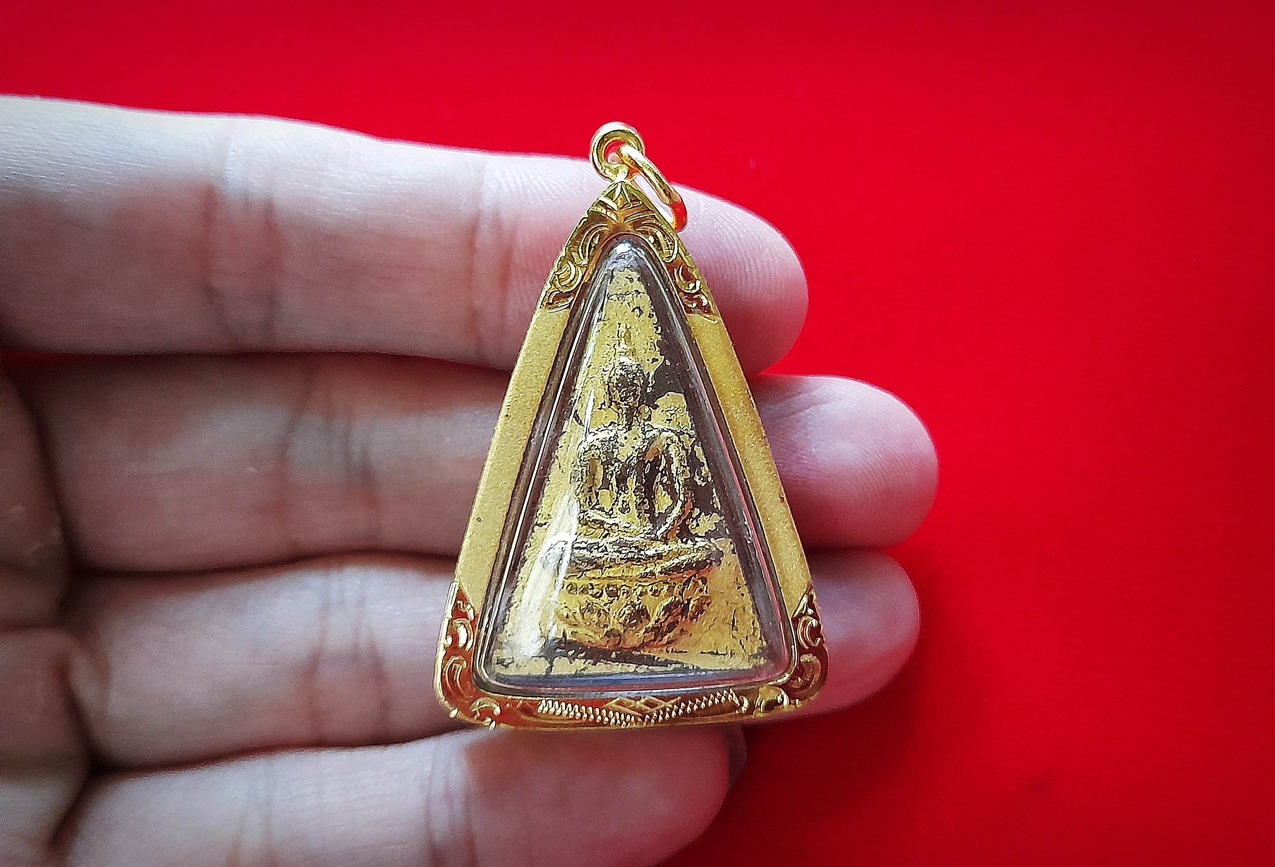 พระสมเด็จ นางพญา (พิมพ์สมเด็จจิตรลดา) หลังฝัง ฝังทั้งข้าวทิพย์-ว่านไพลดำ (ได้มวลสารพระราชทาน จาก ร.9) ปี2548-2549 #รับประกันแท้และทัน - (กรอบไมครอนชุบทอง เลี่ยมกันน้ำ)