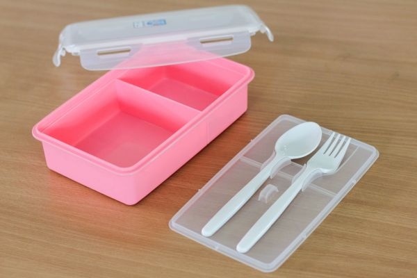 P07834 กล่องอาหารกลางวัน Superlock พร้อมช้อน จุ 0.65 ลิตร No.6189 (15*23*7 cm) ราคาขายส่งต่อ 1 โหล: 12 ใบ: เฉลี่ย 70 บต่อใบ