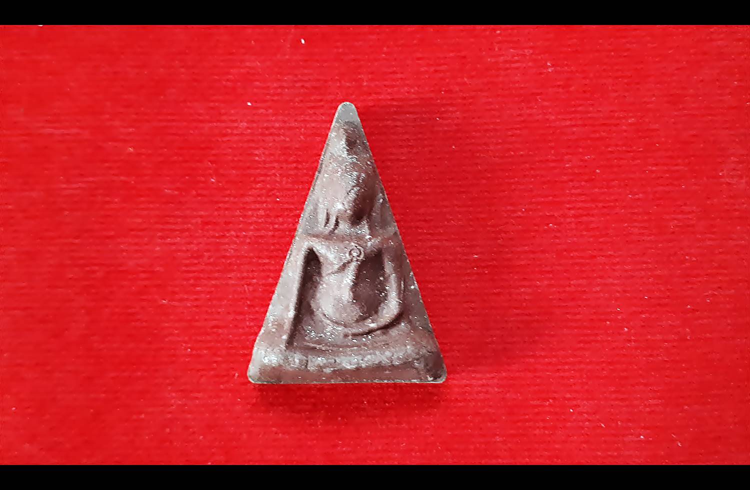 พระนางพญา(มนต์พระกาฬ) หลังพระสีวลี ปัดผงเงิน เนื้อผง ปี2562