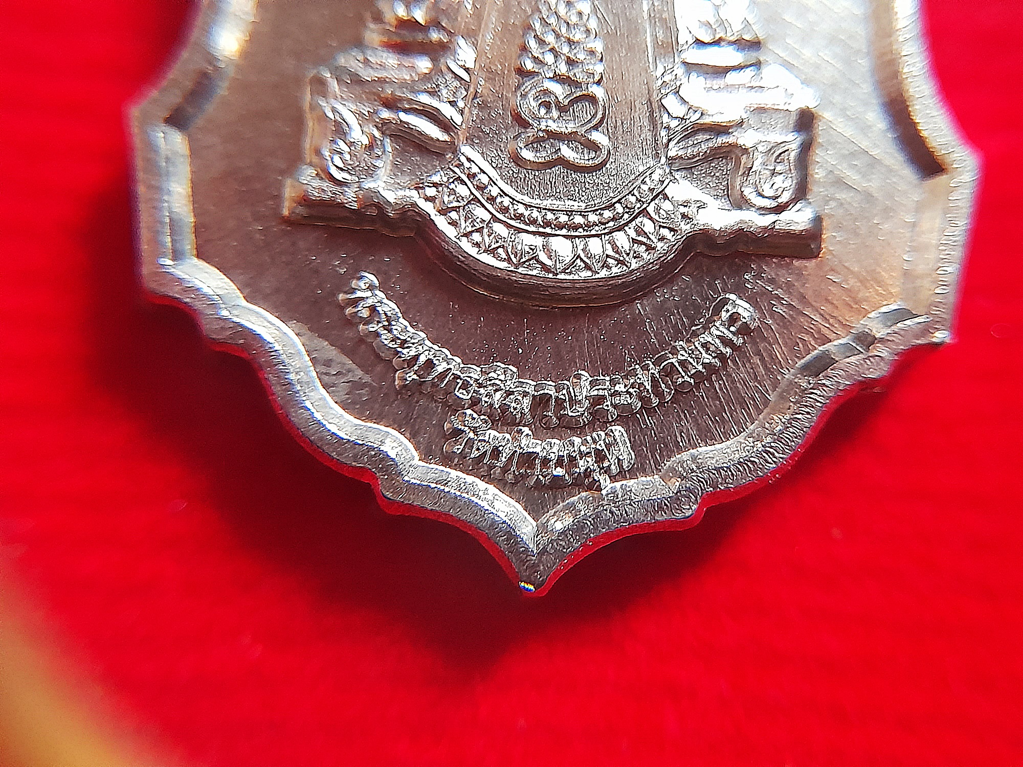 เหรียญพระพุทธเจ้าปางลีลาประทานพร หลัง พระพุทธเจ้าปางห้ามสมุทร (ของขวัญปีใหม่ ปี59) เนื้อชินตะกั่ว(รับพลังงานรองจากทองคำ) ปี2559 #รับประกันแท้ - หลวงพ่อเล็ก วัดท่าขนุน