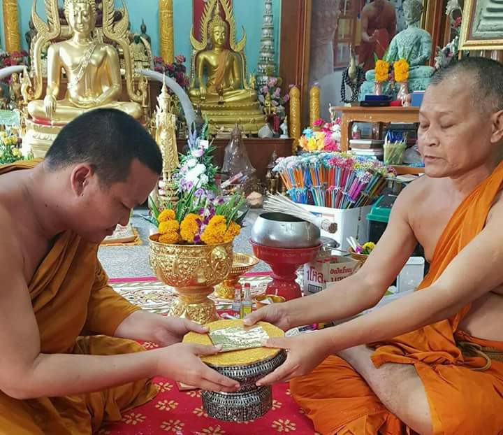 พระสมเด็จหลวงพ่อโตในวิหาร เนื้อผงชนวนมวลสารเก่าหลวงพ่อกวย รุ่นแรงครู ปี2560 หลวงพ่อกวย วัดโฆสิตาราม(วัดบ้านแค) จ.ชัยนาท ปี2563 - (ขนาด 5x7นิ้ว จีวรส้ม ด้านหน้ายันต์ครู ยันต์นะปัดตลอด ด้านหลังยันต์มงกุฎพระพุทธเจ้าหนุนดวง) ปี2563 #ปลุกเสกที่วัดโฆสิตาราม #รั