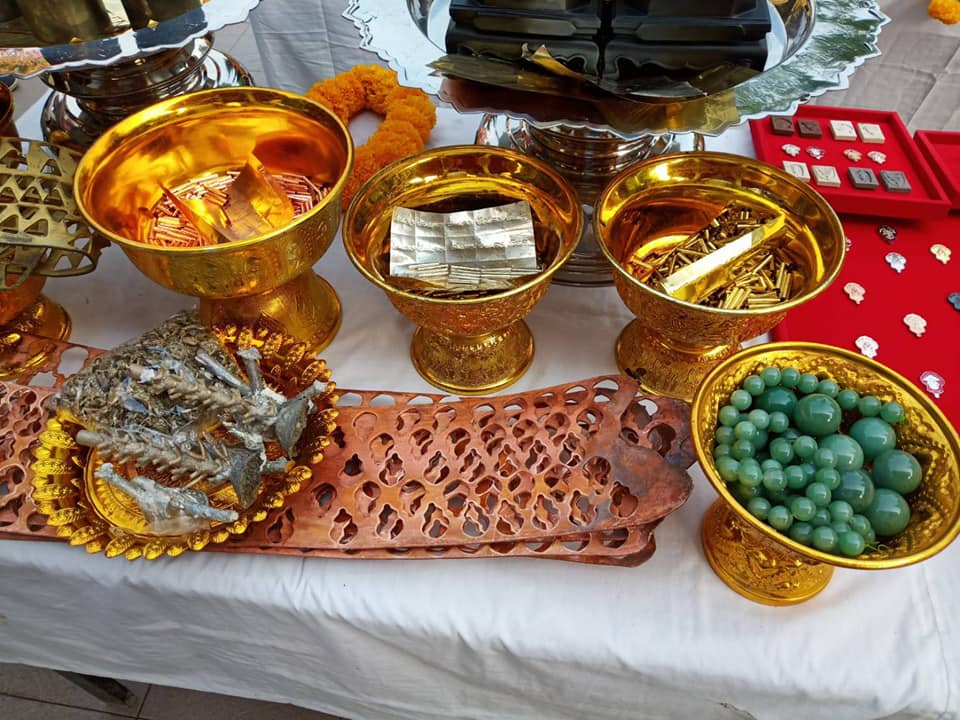 รูปหล่อ หลวงพ่อกวย วัดโฆสิตาราม ปี2562 #รับประกันแท้ - (หน้าตัก5นิ้ว เนื้อโลหะรมดำ (แบบพิมพ์ฐานสามชั้นบรรจุหยกเขียวอิตาลี ใต้ฐาน บรรจุทรายเสก พลอยเสก จีวร เกศา ผงอิทธิเจ และ ตะกรุดสามกษัตริย์ลงพระยันต์))