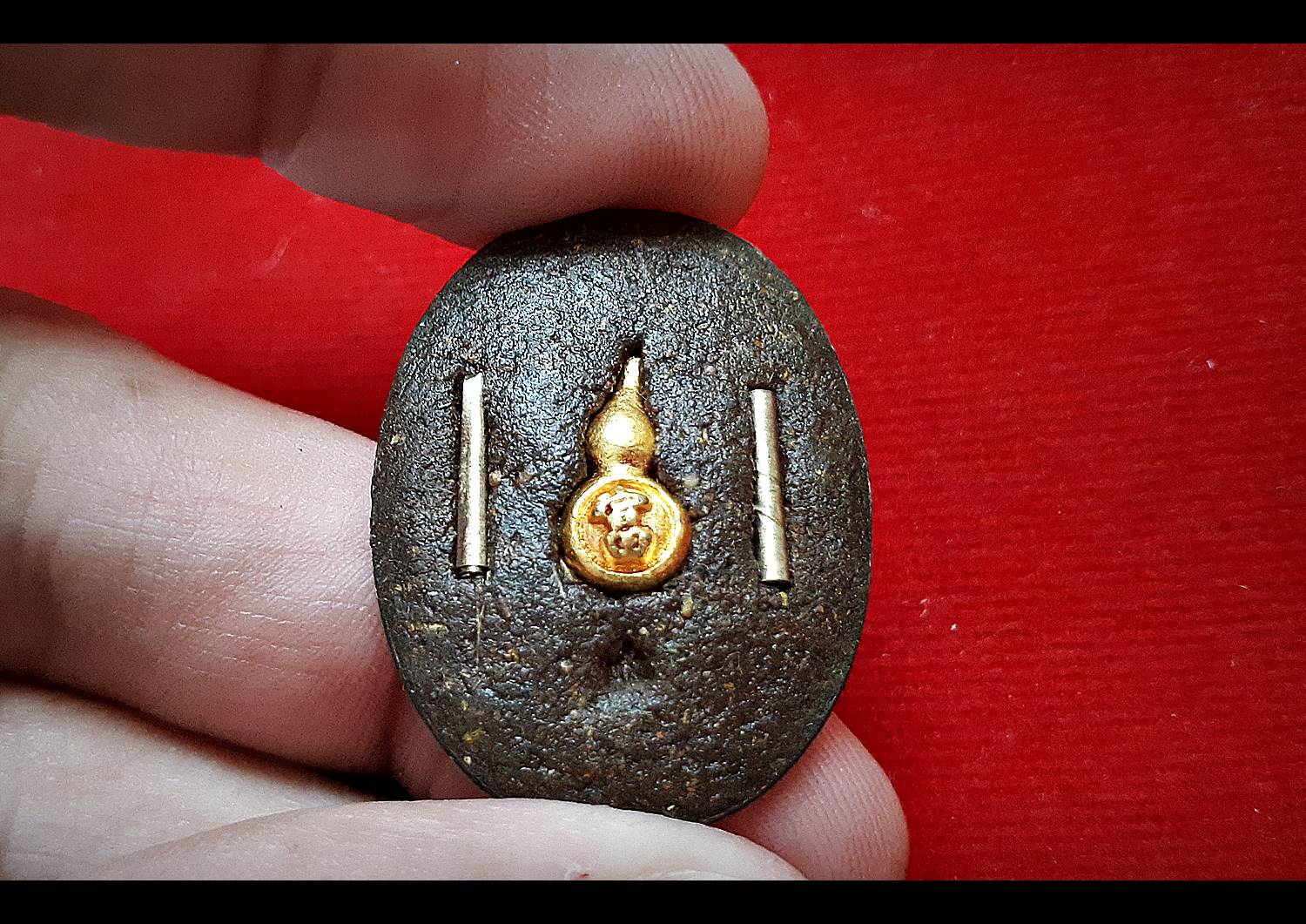 ล๊อกเก็ต เซียนแปะ รุ่น หงส์มังกร คู่บารมี ปี2562 (ฉากขาวลายแดง หยิน-หยาง) (ด้านหลัง ฝัง น้ำเต้าดูดทรัพย์ เรียกลาภ8ทิศ และ มวลสารต่างๆ) หลวพี่เก่ง วัดท่าเสา