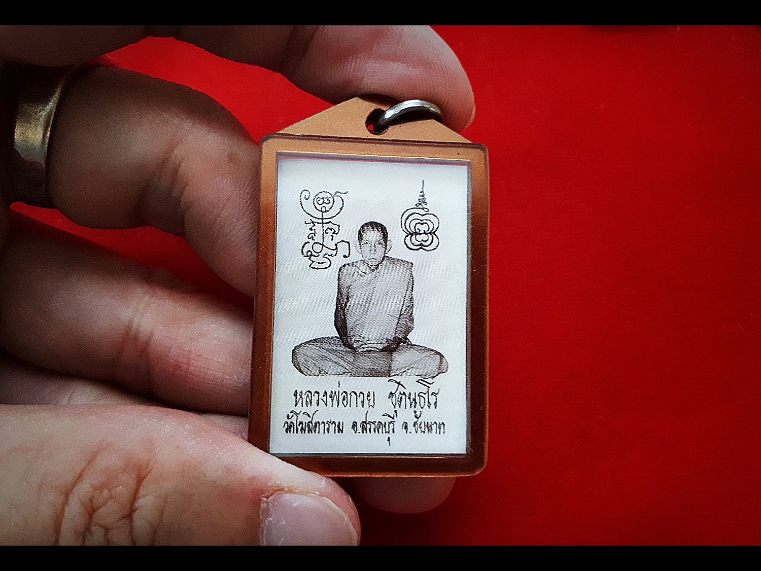 รูปขาวดำ(พิมพ์นิยมดั่งเดิม) หลวงพ่อกวย วัดโฆสิตาราม หลังยันต์ดวงแก้วพระสีวลี ปี2562 (ขนาดห้อยคอเลี่ยมกันน้ำ) (เลี่ยมสภาพเดิม ออกวัดโฆสิตามราม) (#รับประกันแท้)