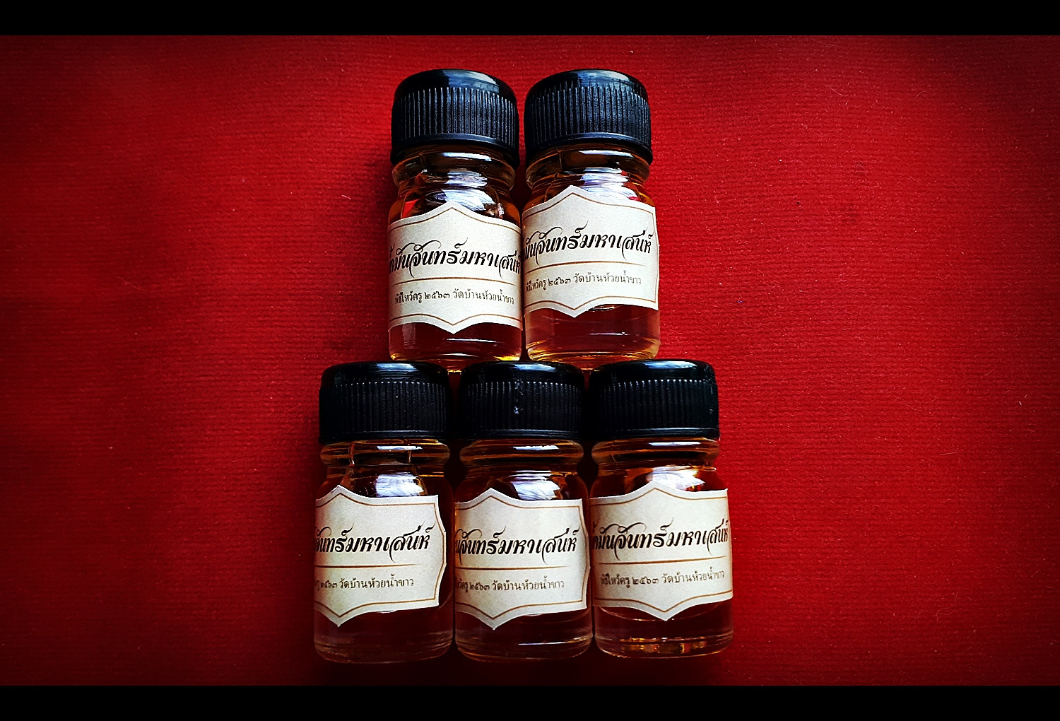 น้ำมันจันทร์มหาเสน่ห์ (แช่บรรจุ ตะกรุดสาริคู่ เนื้อเงินแท้ 2ดอก ) - หลวงพ่อเล็ก วัดท่าขนุน (ปลุกเสก วัดบ้านห้วยน้ำขาว ปี2563)