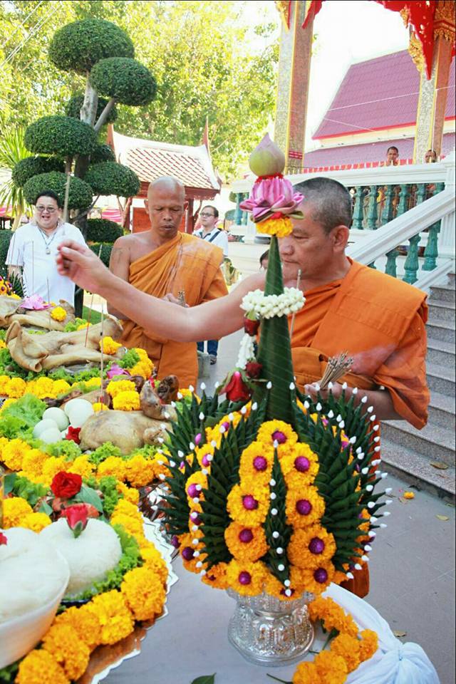 พระสมเด็จหลวงพ่อโตในวิหาร เนื้อผงชนวนมวลสารเก่าหลวงพ่อกวย รุ่นแรงครู ปี2560 หลวงพ่อกวย วัดโฆสิตาราม(วัดบ้านแค) จ.ชัยนาท ปี2563 - (ขนาด 5x7นิ้ว จีวรส้ม ด้านหน้ายันต์ครู ยันต์นะปัดตลอด ด้านหลังยันต์มงกุฎพระพุทธเจ้าหนุนดวง) ปี2563 #ปลุกเสกที่วัดโฆสิตาราม #รั