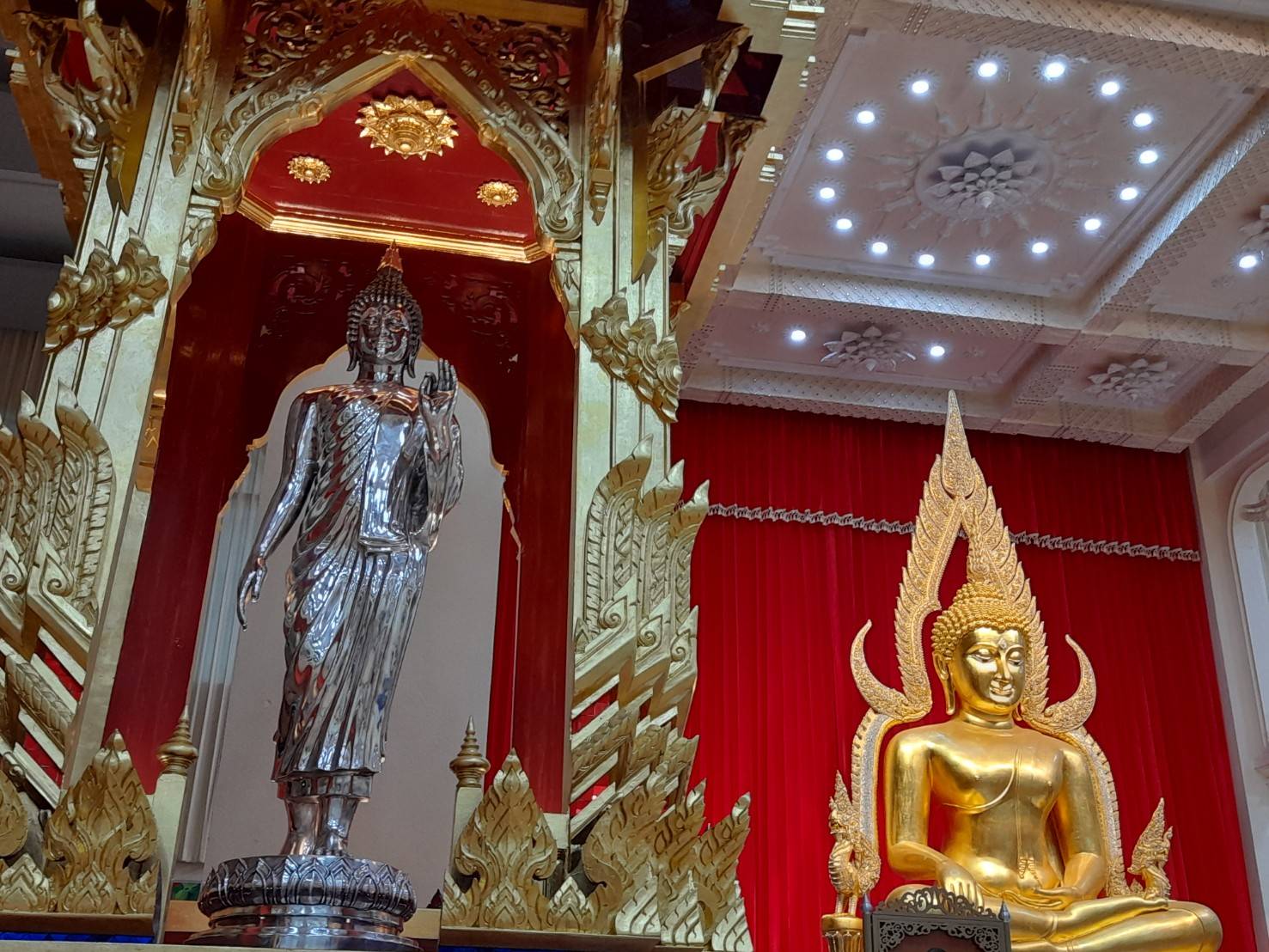 พระกริ่งสะท้านไตรภพ เนื้อเงินแท้(ใช้ชนวนเนื้อเงินล้วนๆที่หล่อพระพุทธปางลีลาประทานพรองค์จริง) เสาร์๕ ปี2563 (รุ่นแรก ที่บรรจุเกศา หลวงพ่อเล็ก และ พระบรมสารีริกธาตุของแท้) #รับประกันแท้ - หลวงพ่อเล็ก วัดท่าขนุน