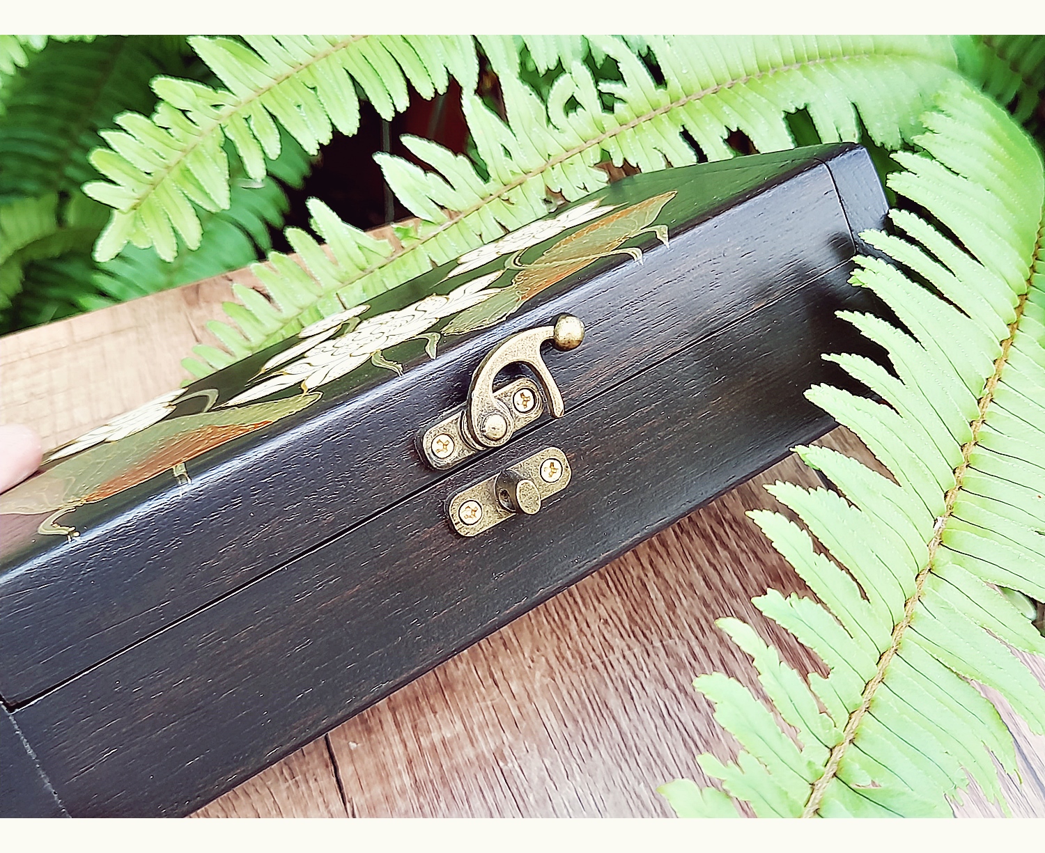 กล่อง หีบตลับกลัก เนื้อไม้สัก วาดลายดอกบัวขาว(งานฝีมือ) (ก9×ย18×ส5ซม) (ความหนาเนื้อไม้ 10มิล) - (ใส่เก็บของต่างหรือวัตถุมงคล แนวคลาสิคโบราณ วินเทจ Vintage แต่งบ้าน แต่งร้าน)