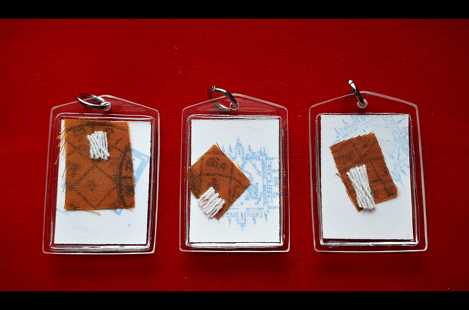 รูปถ่ายขาวดำย้อนยุคหลังสิงห์ ติดสายสิญจน์ จีวร หลวงพ่อกวย วัดโฆสิตาราม รุ่นมงคลถาวร ปี 2555 พร้อมเลี่ยม