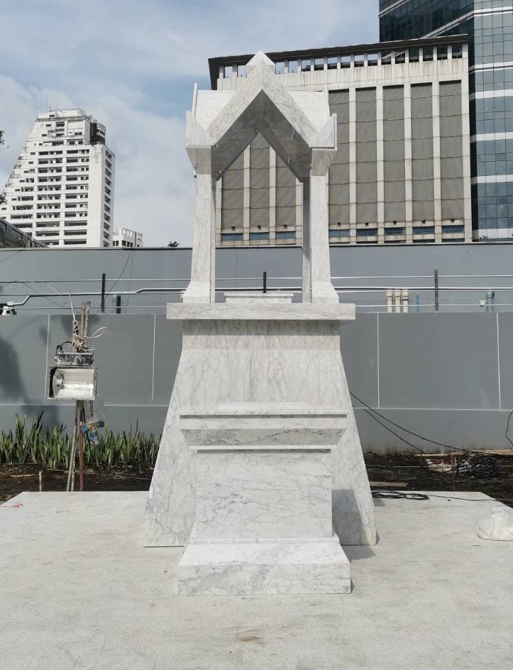 ศาลพระพรหมหินอ่อนขาวเทา