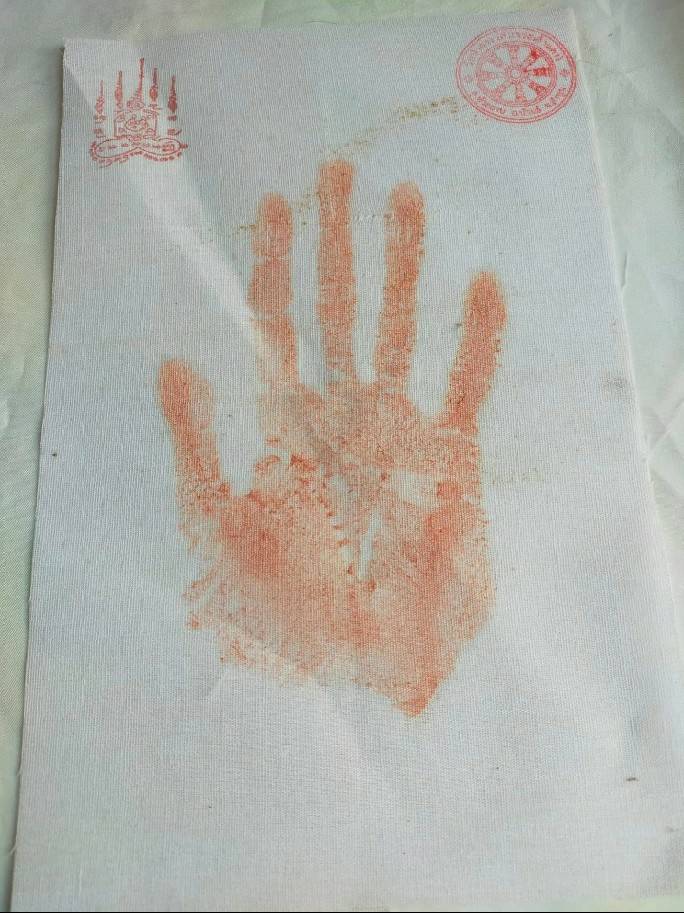 ผ้ายันต์รอยฝ่ามือ (ฝ่ามือพระโพธิสัตว์มังกรฟ้า) (มือขวา ปั๊มขมิ้นสด ไม่อดไม่อยากไปไหนใครก็รักแคล้วคลาด) ปี2553 (#รับประกันแท้) - ครูบากฤษดา วันสันพระเจ้าแดง(วัดป่ายาง) จ.ลำพูน