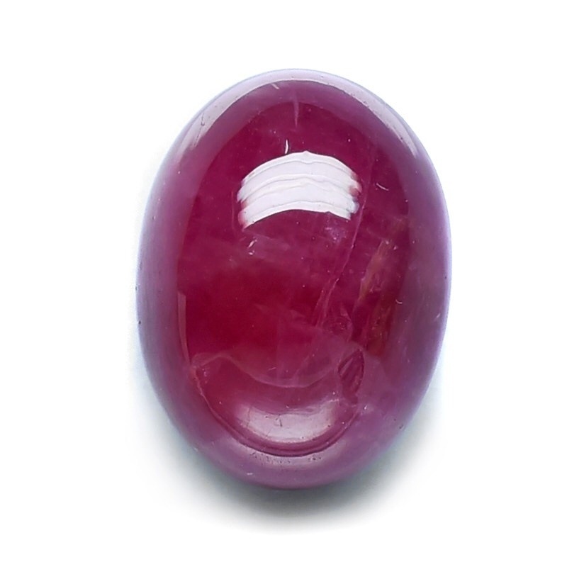 Natural Ruby พลอยแดงหลังเบี้ย รูปไข่ 19.52 กะรัต สีแดงอมชมพู สีหวานสวย ภายในมีตำหนิ ความโค้งนูนสวย
