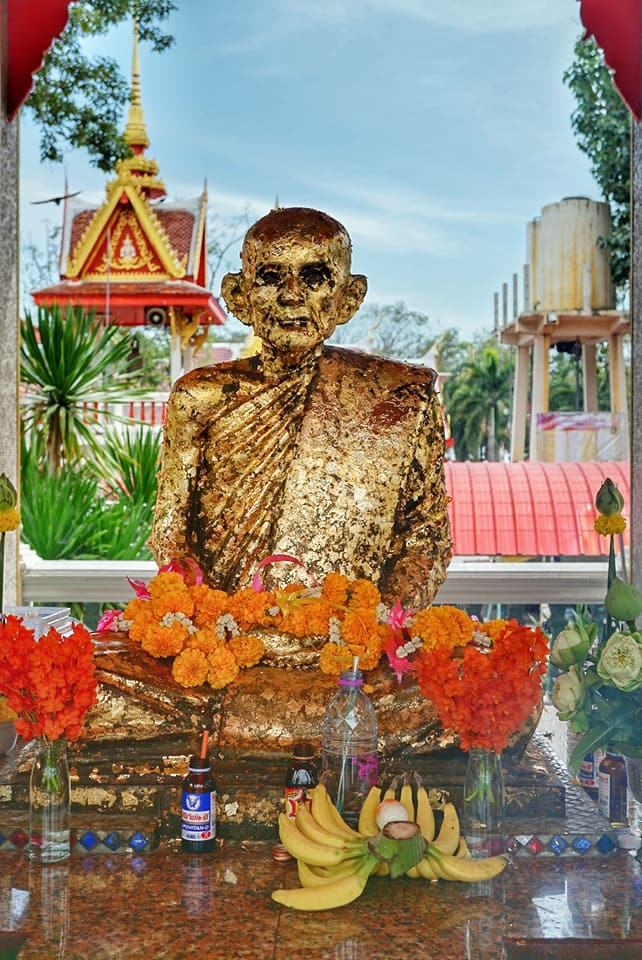 พระสมเด็จหลวงพ่อโตในวิหาร เนื้อผงชนวนมวลสารเก่าหลวงพ่อกวย รุ่นแรงครู ปี2560 หลวงพ่อกวย วัดโฆสิตาราม(วัดบ้านแค) จ.ชัยนาท ปี2563 - (ขนาด 5x7นิ้ว จีวรส้ม ด้านหน้ายันต์ครู ยันต์นะปัดตลอด ด้านหลังยันต์มงกุฎพระพุทธเจ้าหนุนดวง) ปี2563 #ปลุกเสกที่วัดโฆสิตาราม #รั