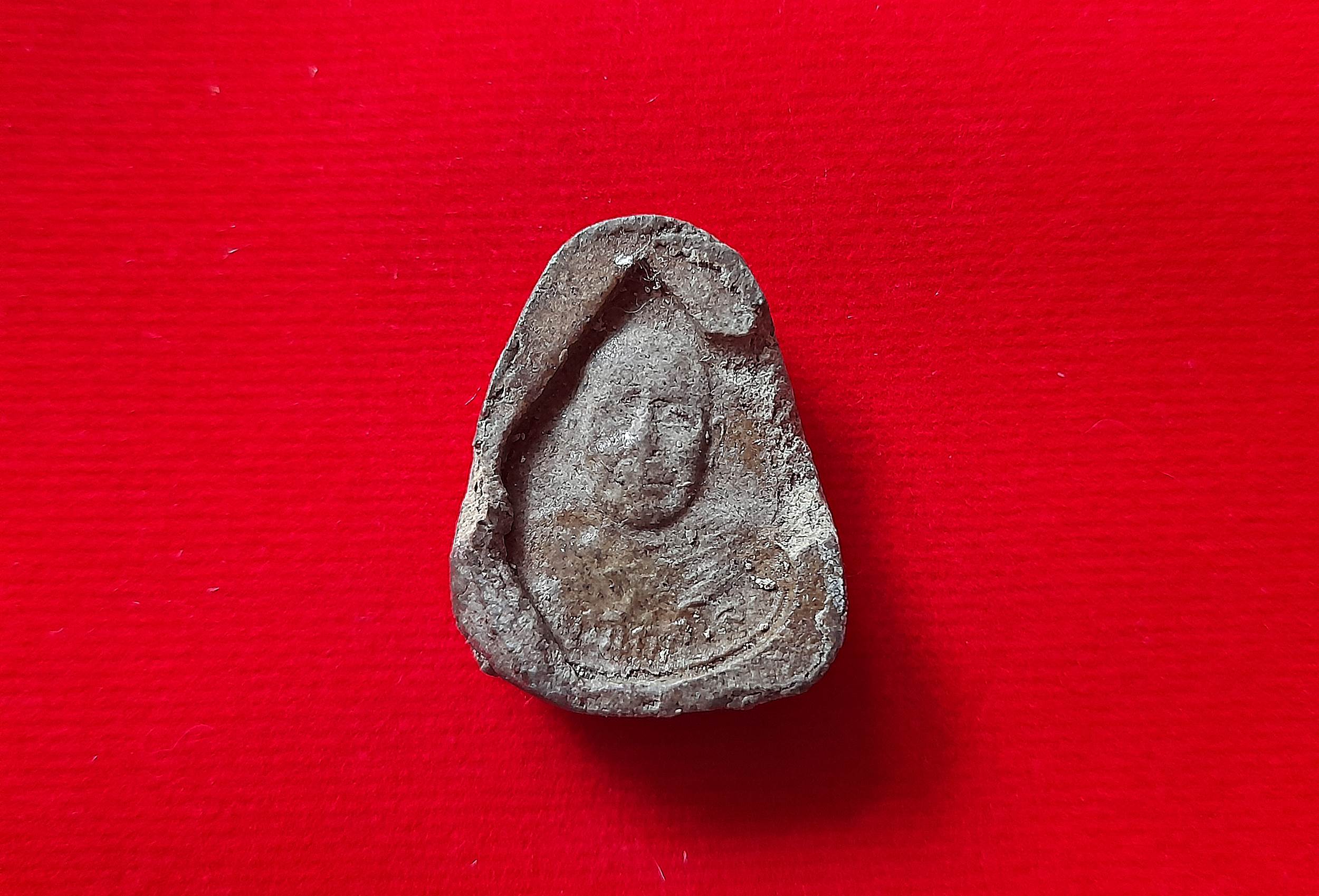 พระปิดตา หลัง ครึ่งองค์หลวงพ่อยงยุทธ เนื้อผง (แก่มวลสาร หลวงพ่อแก้ว วัดเครือวัลย์) #รับประกันแท้และทัน - หลวงพ่อยงยุทธ วัดเขาไม้แดง จ.ชลบุรี