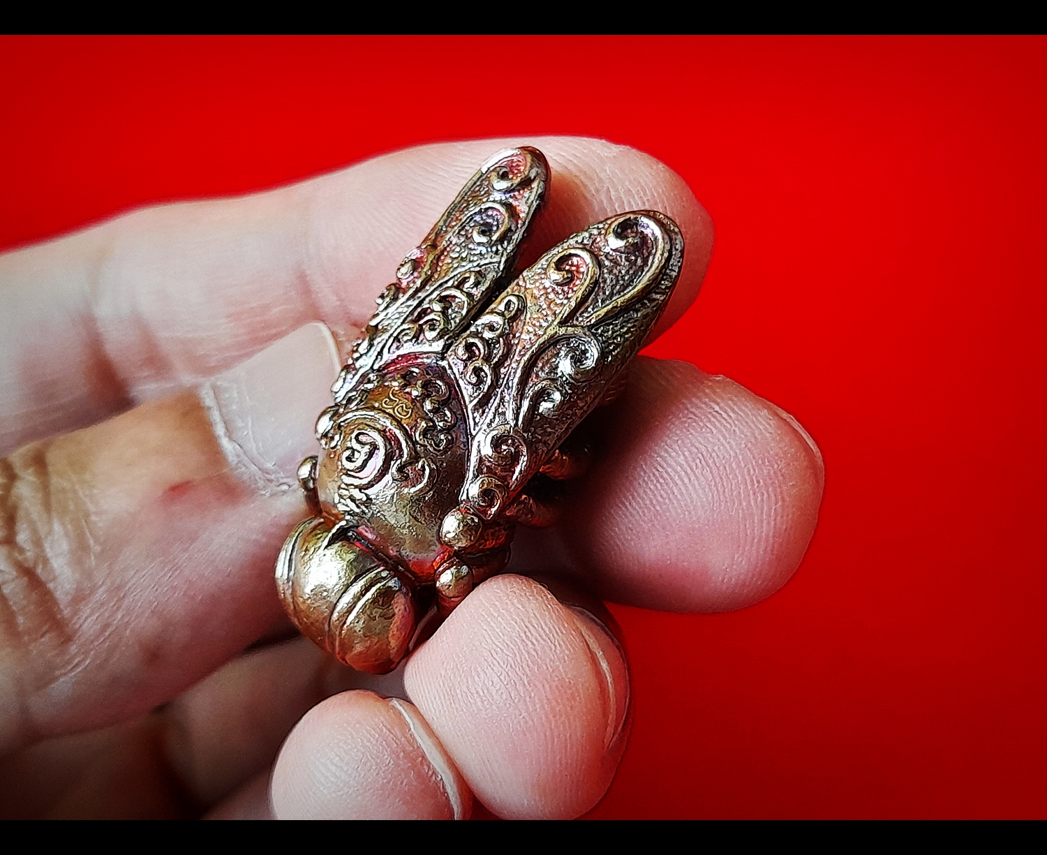 พญาแมลงภู่คำ กายสิทธิ์(สีเหลือบรุ้ง) เนื้อโลหะธาตุกายสิทธิ์ เหล็กไหลสุริยันราชา ผสมชนวนเนื้อเงินมหาสะท้อน ก้นบรรจุปรอทตามตำรา ปี2564 (ปลุกเสก16พิธี มหาโสฬสมหามงคล) #รับประกันแท้