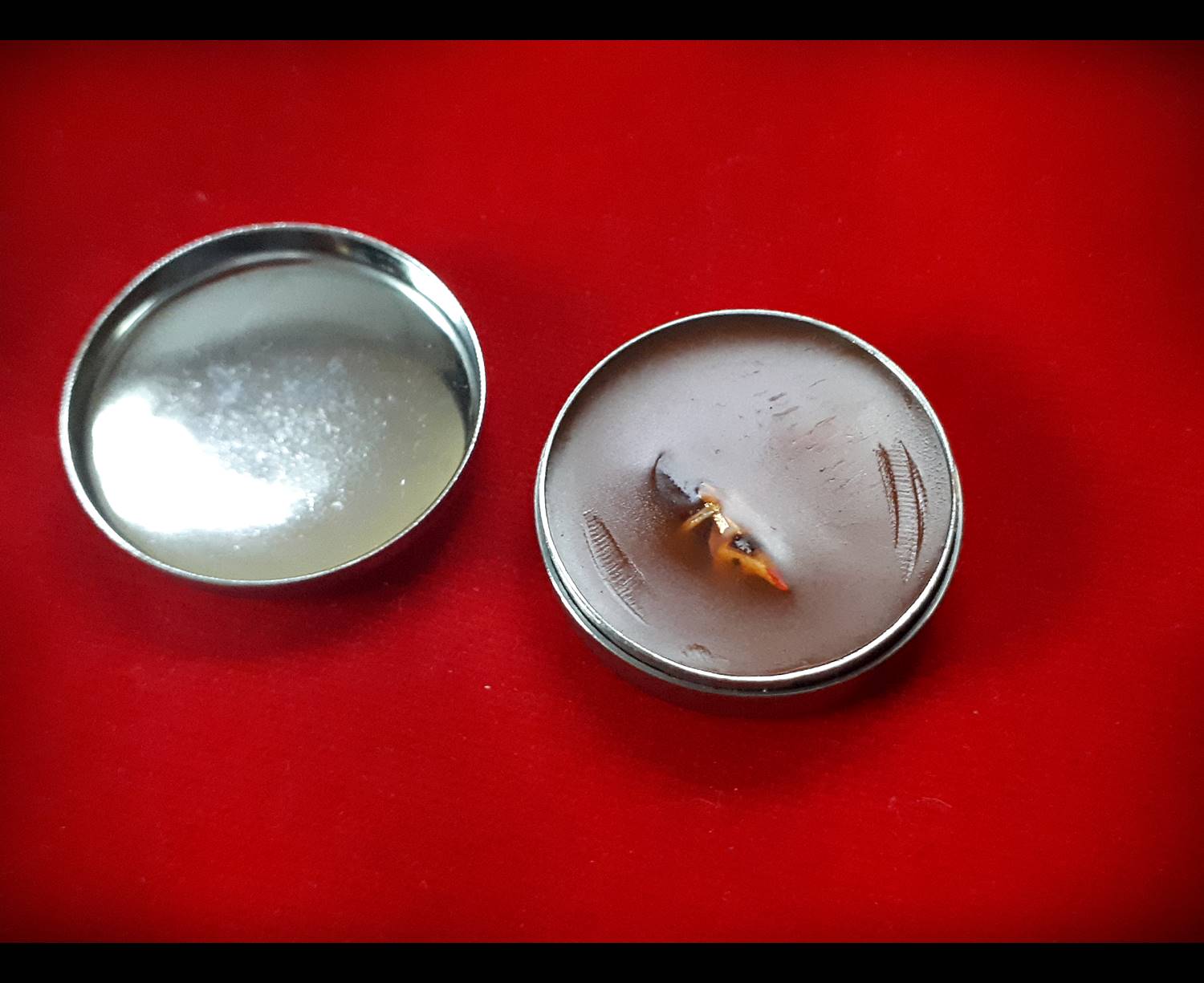 สีผึ้ง พระเทพพระพญาธรจินดามณีมนต์ ตลับโลหะ (รวมผสมสีผึ้งเก่าของพระเกจิยุคเก่าๆ) (อ.กรกฎ สุริยะสังกาศ พระวิหารเทวสถิตย์ มูลนิธิสรรพราเชนทร์)