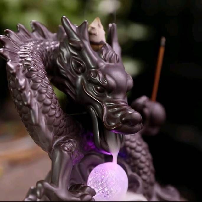 ที่วางกำยาน มังกร (กำยานบนหัวมังกร ธูปปักที่มือมังกร) (ขนาด ฐาน 13.8cm*14.5cm) (วัสดุเซรามิก มีไฟled ไฟเปลี่ยนสีไปตามจังหวะ)