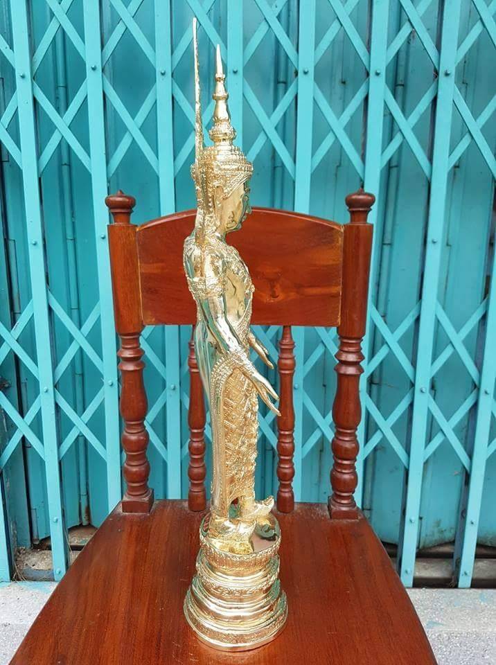 รูปหล่อ พระพุทธรูป พระจักรพรรดิ์ ทรงเครื่องจักรพรรดิ์ ปางเปิดโลก เนื้อทองเหลืองปัดเงา (สูง26นิ้ว ฐาน5นิ้ว)