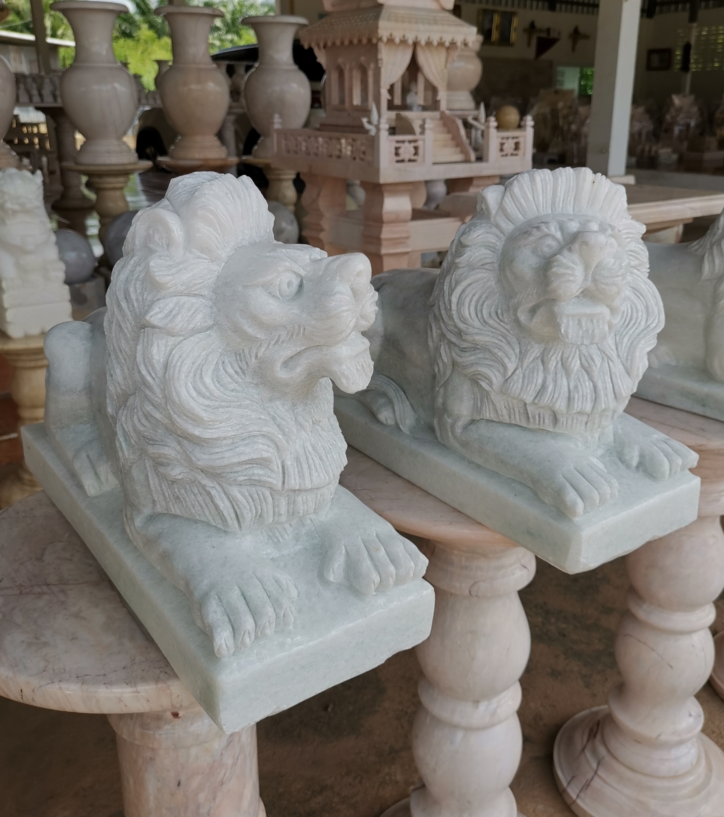 สิงโตหมอบหินอ่อนขาว