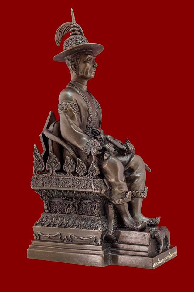 รูปหล่อ สมเด็จพระเจ้าตากสินมหาราช นั่งบัลลังถ์ เนื้อทองเหลืองรมดำ