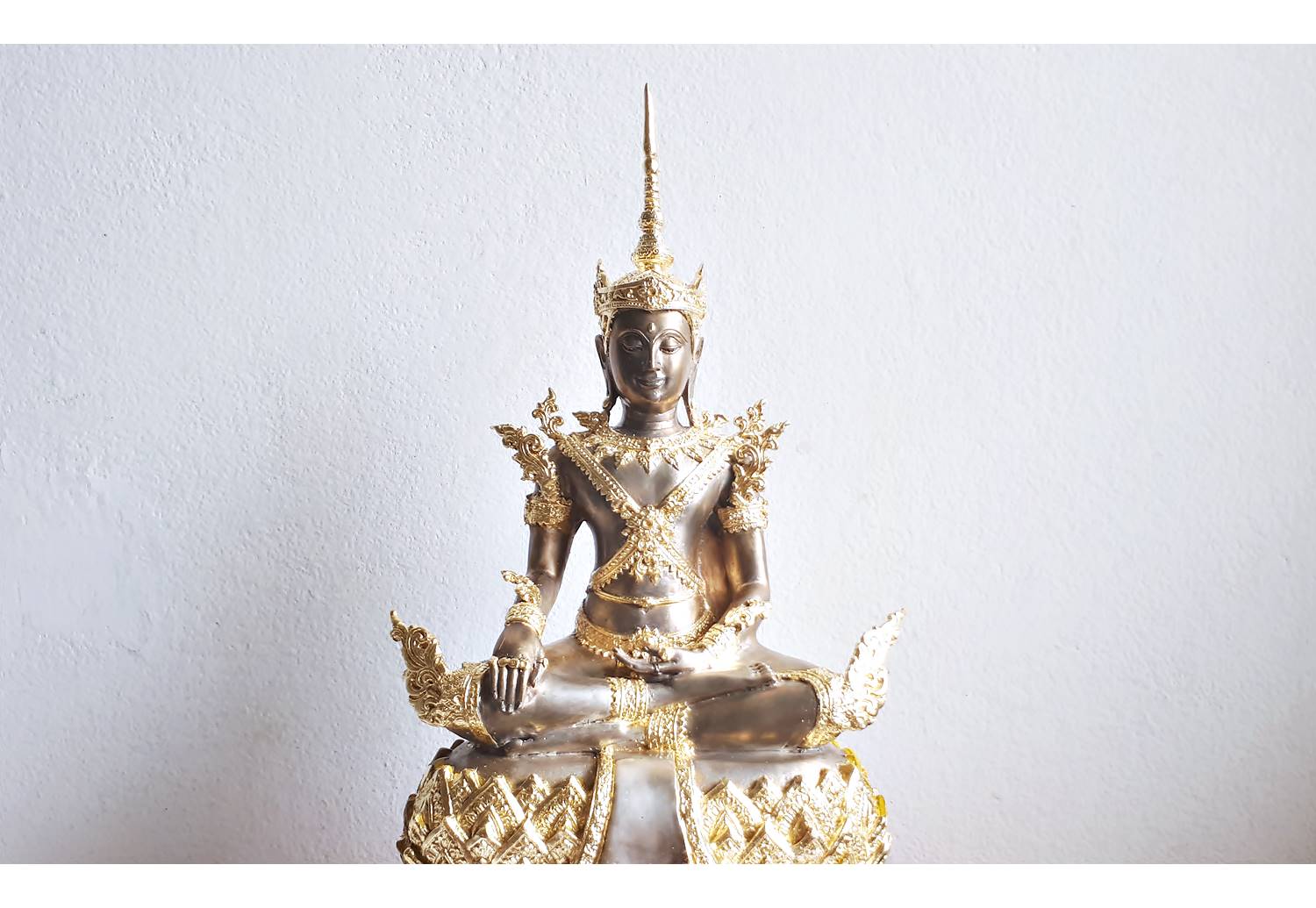 รูปหล่อ พระพุทธรูป พระจักรพรรดิ์ ปางทรงเครื่องพระจักพรรดิ์ (เนื้อทองเหลือง ขัดเงาเงิน 2กษัตริย์ ทรงเครื่องปิดทอง หน้าตัก 8-9นิ้ว)