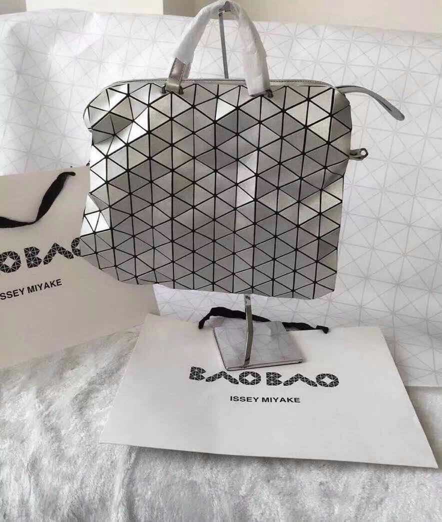 กระเป๋า issey tonneau boston bag สีเงิน 14 " พร้อมสายยาว