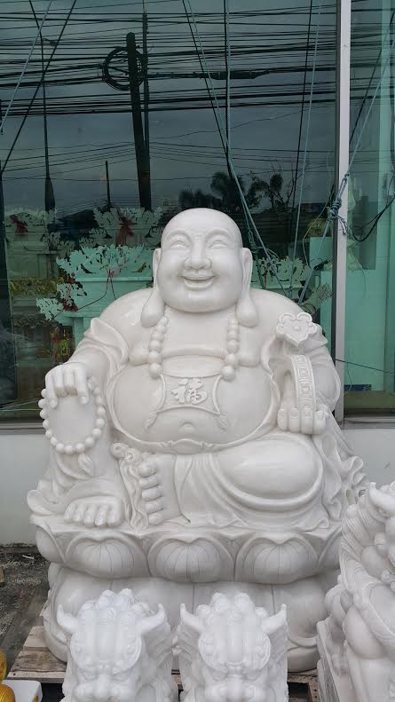 พระสังกัจจายน์แกะสลักหินอ่อนขาว สูง 170 เซนติเมตร