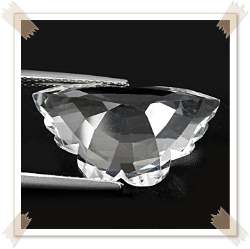 คัลเลอร์เลซโทพาส Colourless Topaz ไม่ฉายรังสี ธรรมชาติ 100% แกะสลักรูปผีเสื้อ หนัก 14.67 กะรัต ขนาด 12.4x22x7.6 มิล เนื้อสะอาดมองตาเปล่าไม่มีตำหนิ