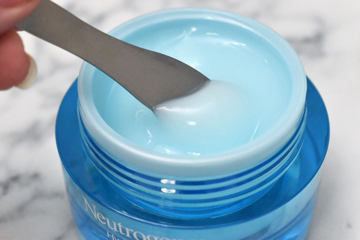 Neutrogena Hydro Boost Water Gel for Oily Skin 50g นูโทรจีน่าเจลบำรุงผิวเนื้อบางเบา มี Hyaruronic Acid ช่วยเติมน้ำให้กับผิวชุ้มชื้นต่อเนื่องตลอดวันโดยไม่รู้สึกเหนอะหนะ พร้อมให้ผิวกระจ่างใส ผิวมันใช้ได้เลยค่ะ