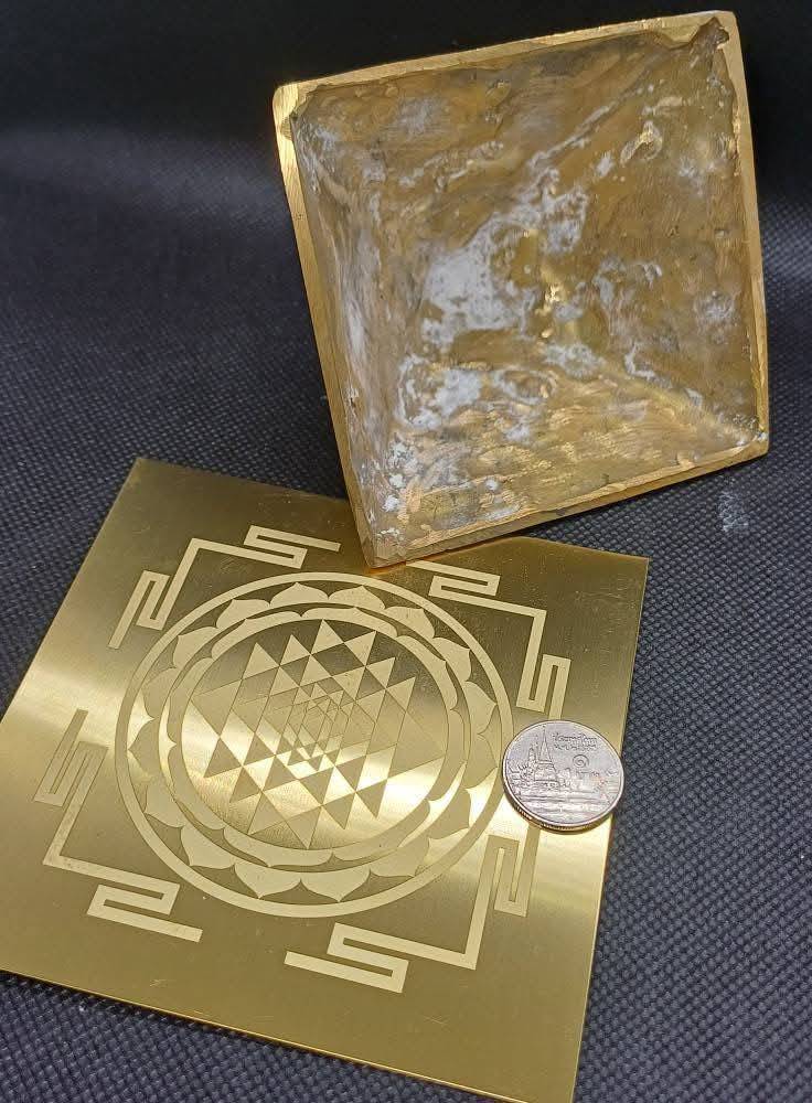 พีระมิด(ใหญ่) เนื้อทองเหลือง ปี2568 - หลวงพ่อบ๊ะ วัดโพธิลังการ์