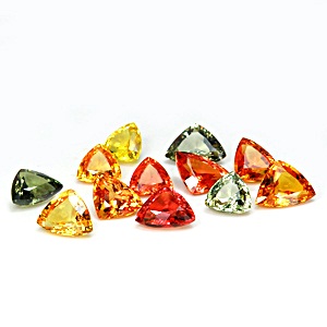 พลอยสามเหลี่ยมปาปิยอง สีแฟน จัดเซท จำนวน 12 เม็ด น้ำหนักรวม 8.94 กะรัต เนื้อสะอาดไม่มีตำหนิทุกเม็ด จัดว่าสีสวย ไฟดี รูปร่างสวยสมบูรณ์