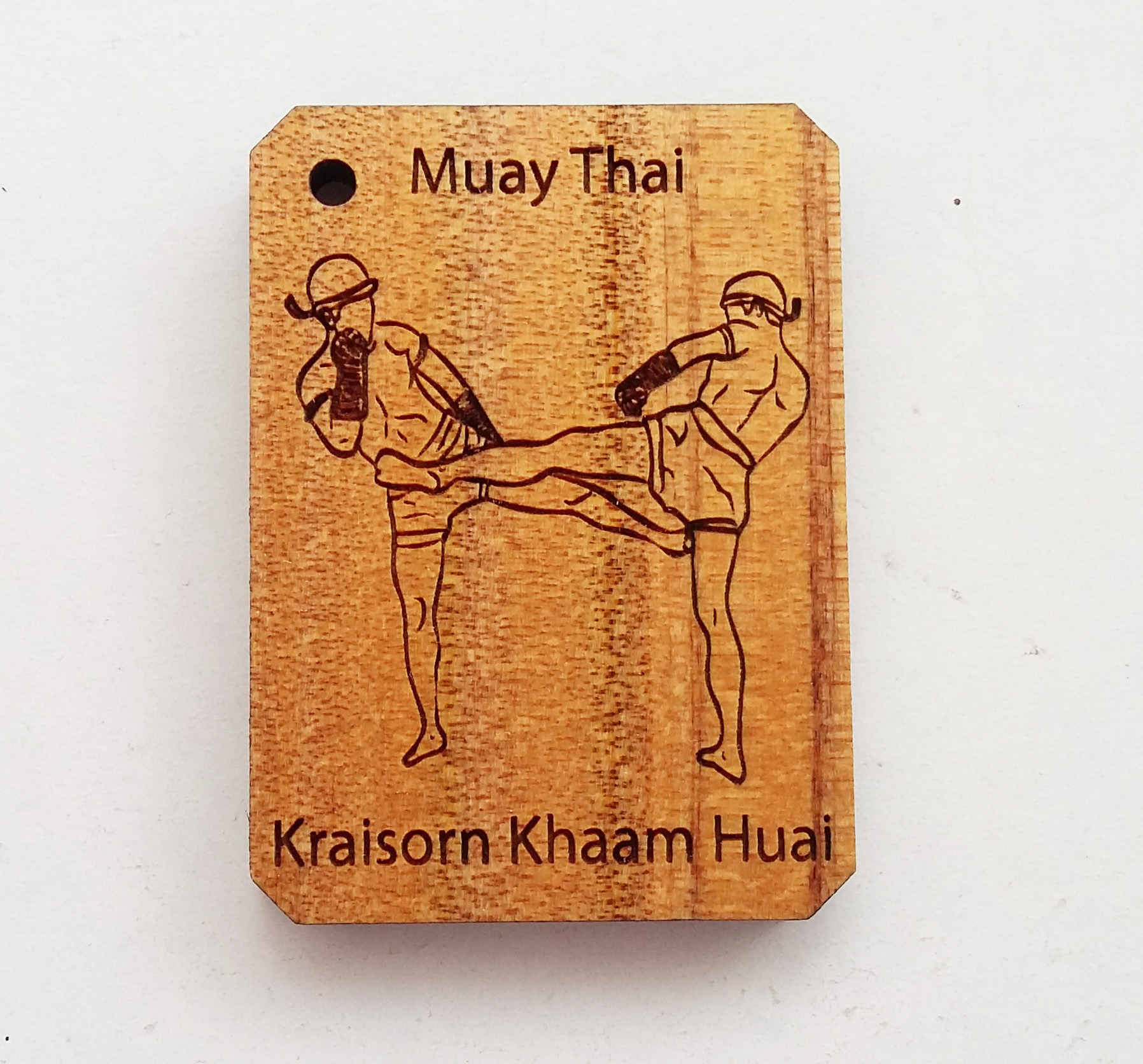 พวงกุญแจไม้แกะสลัก แม่ไม้มวยไทย-ไกรสรข้ามห้วย