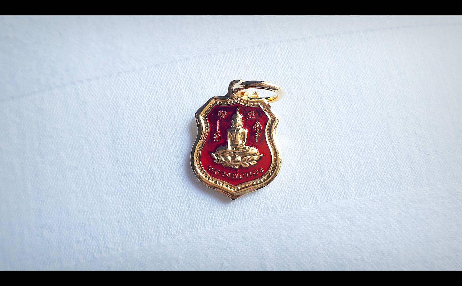 เหรียญหลวงพ่อทอง วัดเขาตะเครา (เหรียญเม็ดแตง จิ๋ว ทรงโลห์) เนื้อกระไหล่ทอง ลงยาสีแดง ปี2555-2556 (ออกจากปลุกเสกแล้วจากวัดเขาตะเครา)