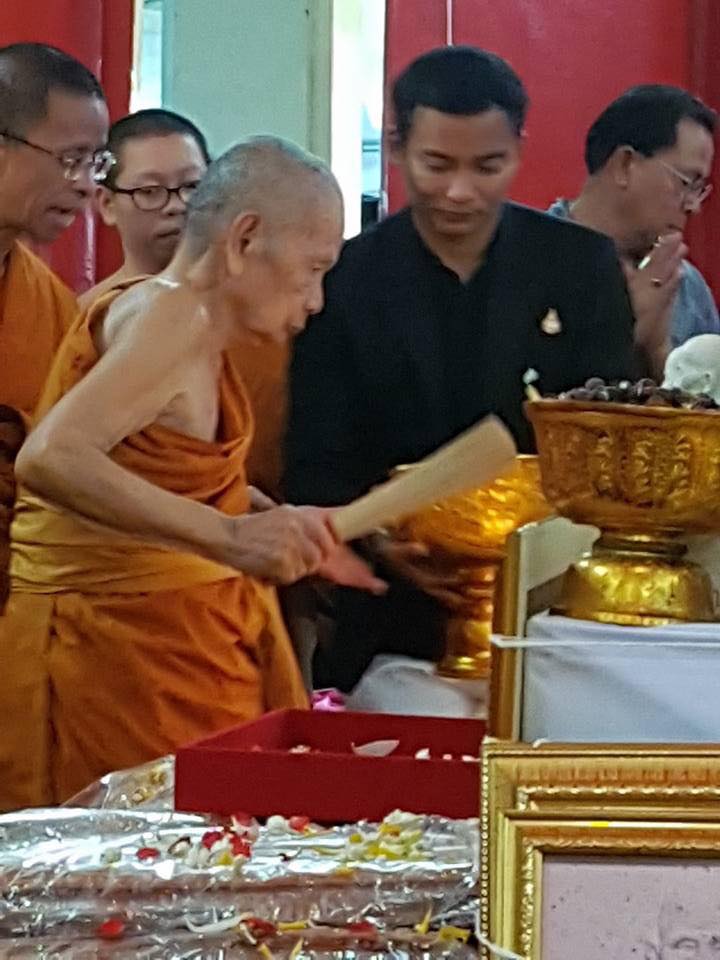 รูปหล่อ อาแปะ โรงสี เซียนแปะโรงสี วัดศาลเจ้า (ขนาดบูชา5นิ้ว) รุ่นฟ้าประทานพร ปี2560 (ใต้ฐานอุดมวลสาร ผ้ายันตื ผงธูป เหรียญ)