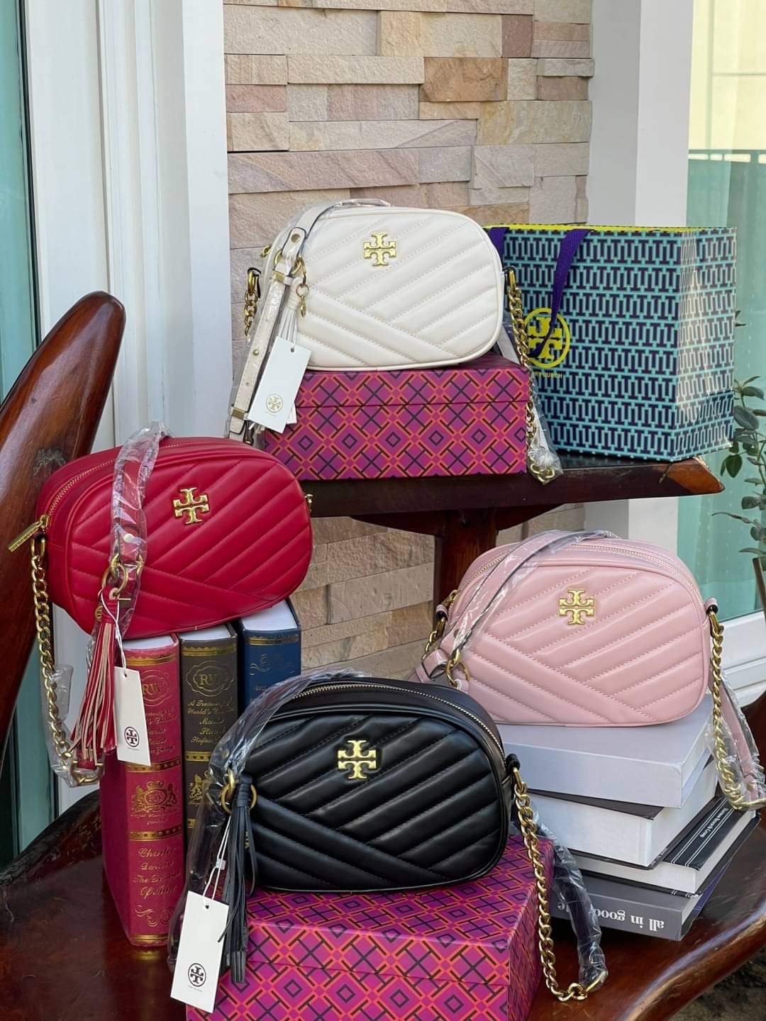 Tory Burch KIRA CHEVRON SMALL CAMERA BAG (แอดไลน์ก่อนสั่งซื้อ)