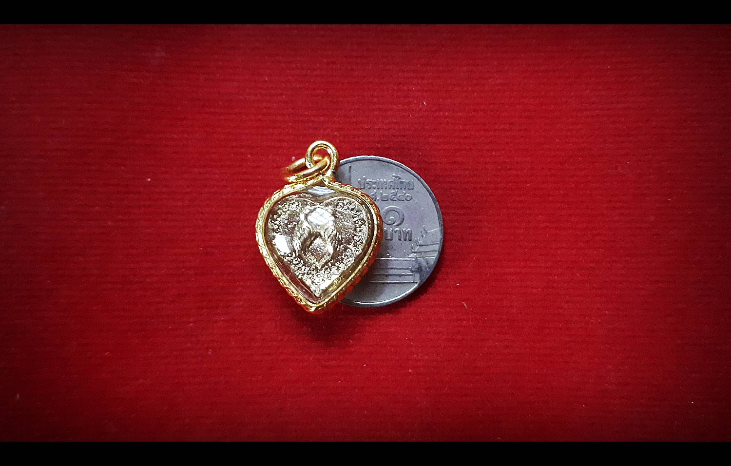 เหรียญ นกสาริคู่ ทรงหัวใจ (เสน่ห์เมตตามหานิยมเหมือนเสียงนกรักกัน) (พร้อมเลี่ยมใส่กรอบกันน้ำ) เนื้อทองทิพย์ - หลวงพ่อตี้ วัดหูช้าง