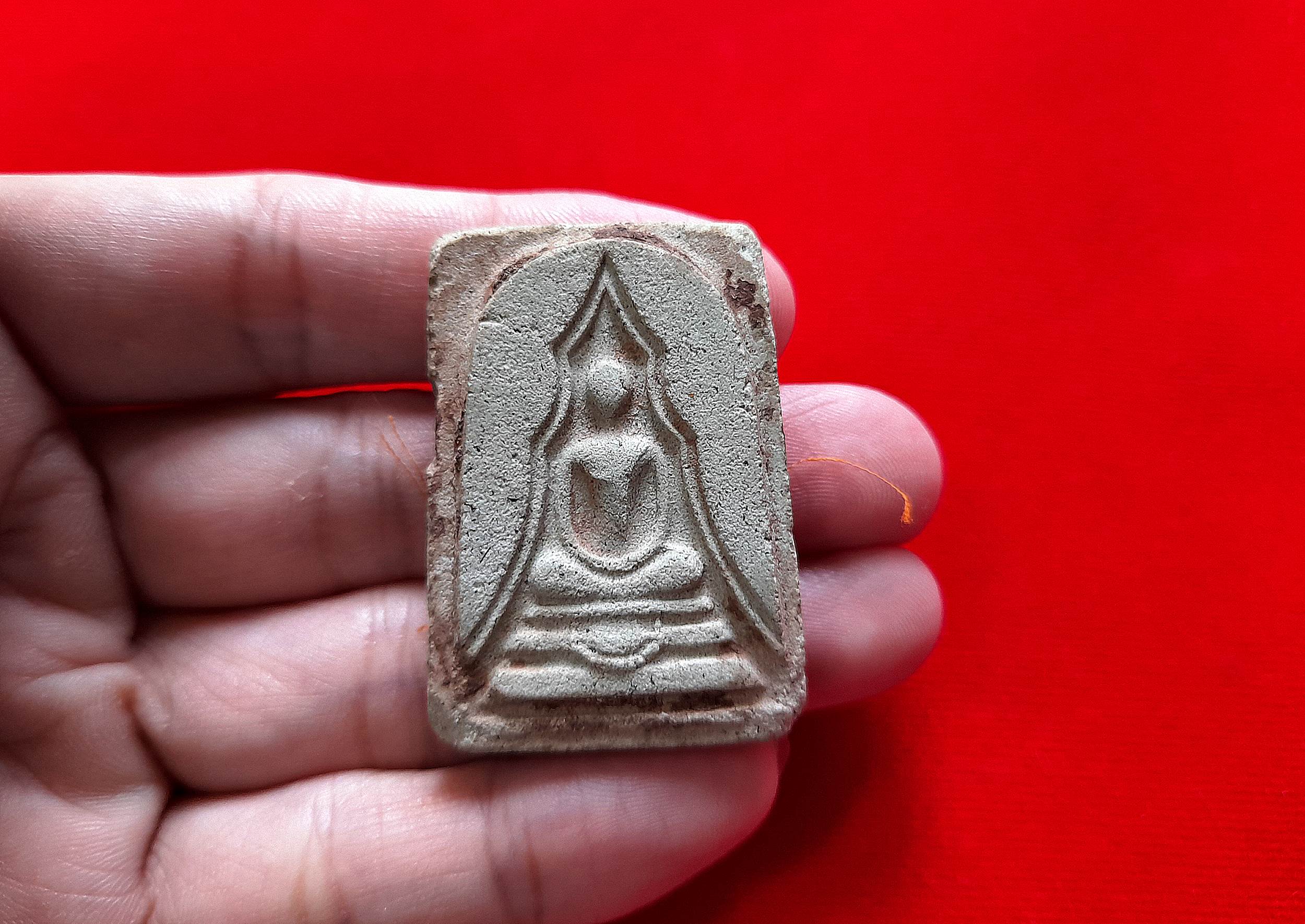 พระแหวกม่าน หลังยันต์นะพรชัย (มีเส้นผมเกศา) รุ่น2 ปี2525 (ชุดพระเครื่องที่บรรจุไห) #รับประกันแท้และทันยุค - หลวงพ่อยงยุทธ วัดเขาไม้แดง จ.ชลบุรี