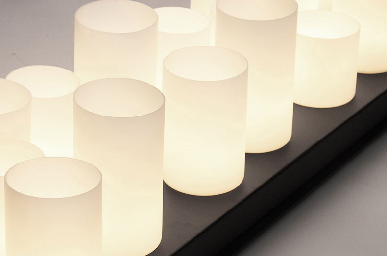 โคมไฟแชนเดอเรีย โครงเหล็กสี่เหลี่ยมผืนผ้าแผ่นเรียบสีดำ โป๊ะแท่งเทียนสีขาวขุ่นวางเรียงสไตล์ Europe [XSAL1104-2]