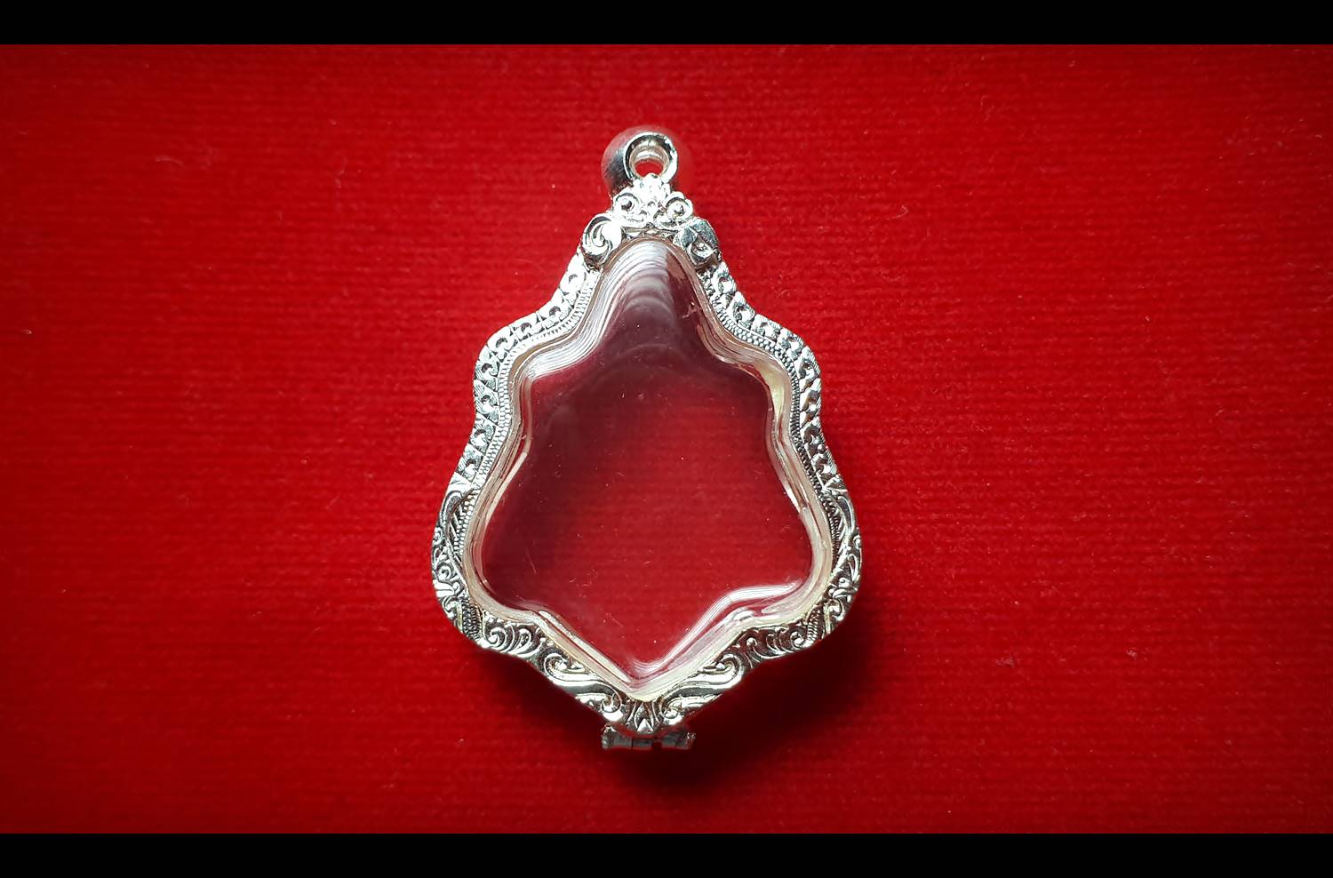 ตลับพระ ทรงโลห์ เนื้อเงินแท้90% (ใส่เหรียญหลวงพ่อกวย) (แกะสลัก ลายหัวสิงห์ ลายกนก)