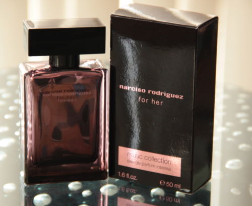 Narciso Rodriguez for Her Musc Collection Eau de Parfum Intense 1mL น้ำหอมกลิ่นเย้ายวนลึกซึ้งน่าหลงใหล ด้วยเสน่ห์ความหอมของมัสก์บริสุทธิ์ชั้นเลิศ ผสานกับความหอมหวานละมุนละไมจากดอกไม้ทรงเสน่ห์อย่างกระดังงา มะลิ และดอกส้ม ทำให้น้ำหอม Limited Edition ขวดนี้จ