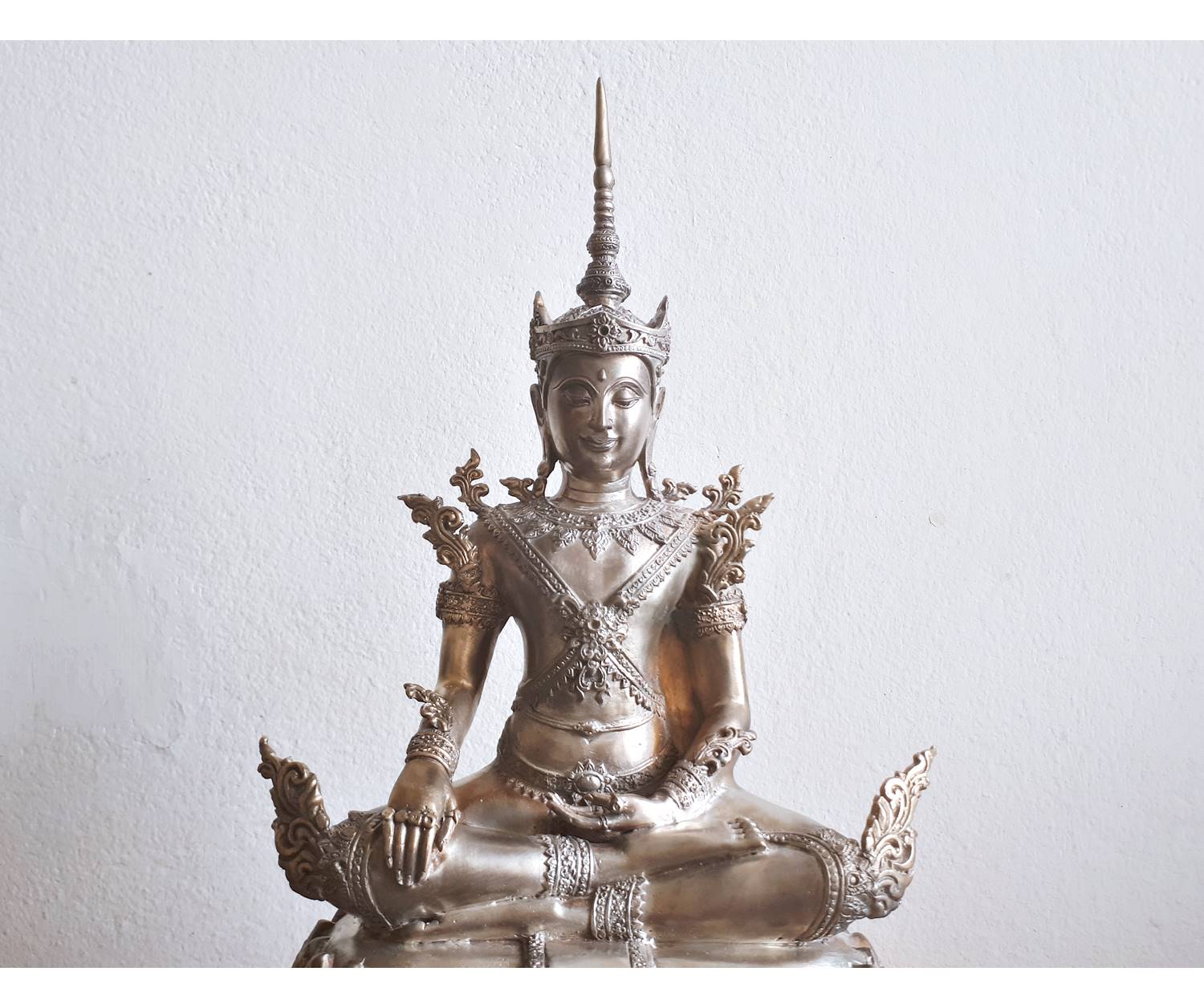 รูปหล่อ พระพุทธรูป พระจักรพรรดิ์ ปางทรงเครื่องพระจักพรรดิ์ (เนื้อทองเหลือง ขัดเงาเงิน หน้าตัก 8-9นิ้ว)