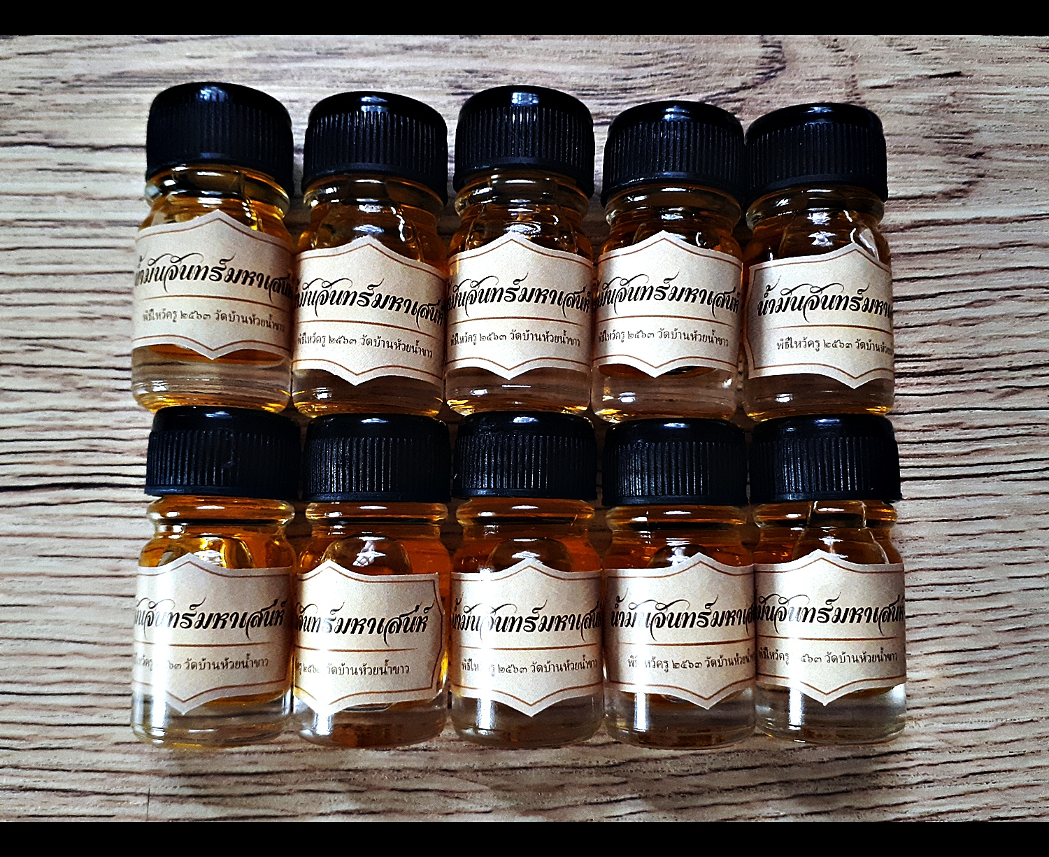 น้ำมันจันทร์มหาเสน่ห์ (แช่บรรจุ ตะกรุดสาริคู่ เนื้อเงินแท้ 2ดอก ) - หลวงพ่อเล็ก วัดท่าขนุน (ปลุกเสก วัดบ้านห้วยน้ำขาว ปี2563)