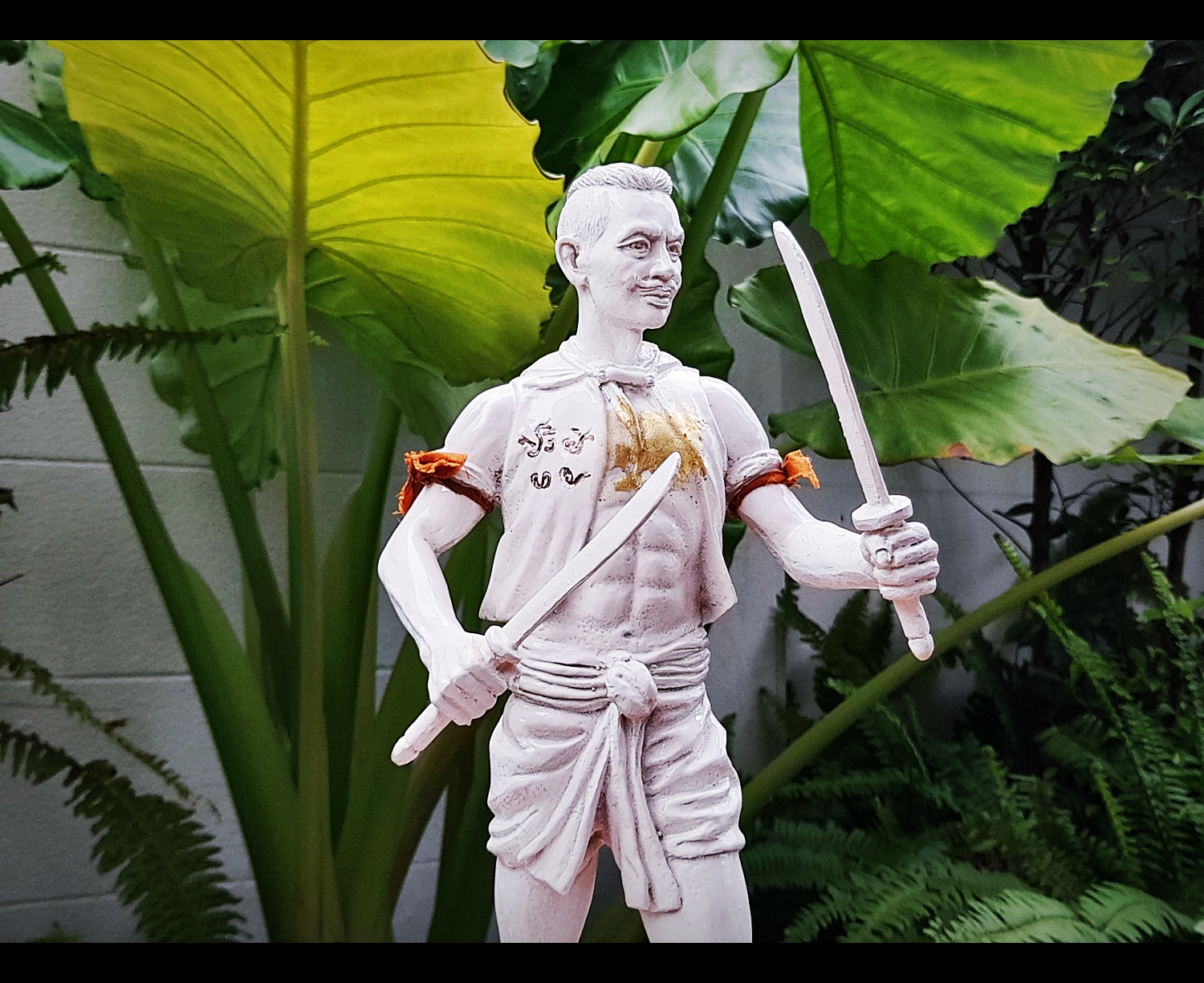 รูปหล่อ หุ่นพยนต์ขุนศึกพรหมมหาราช ปราบมาร (เชิญดวงจิตเทวดา ท่านปู่ขุนศึก ยุค นักรบไทย ของพระเจ้าพรหมมหาราช) เนื้อเรซิ่น สีขาว (ขนาดสูง14นิ้ว ฐาน3x5นิ้ว) (จัดสร้างเพียง99องค์) ปี2559 #รับประกันแท้ - หลวงพ่อหนุน วัดพุทธโมกข์