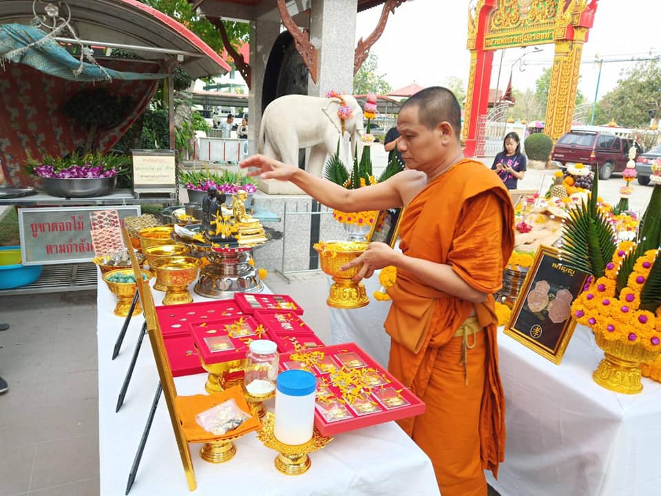 รูปหล่อ หลวงพ่อกวย วัดโฆสิตาราม ปี2562 #รับประกันแท้ - (หน้าตัก5นิ้ว เนื้อโลหะรมดำ (แบบพิมพ์ฐานสามชั้นบรรจุหยกเขียวอิตาลี ใต้ฐาน บรรจุทรายเสก พลอยเสก จีวร เกศา ผงอิทธิเจ และ ตะกรุดสามกษัตริย์ลงพระยันต์))