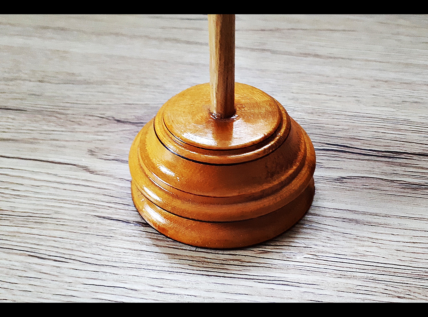 เสาธง ขนาดตั้งโต๊ะ (สูง12นิ้ว ฐาน8ซม) ตัวเสาไม้สัก ฐานไม้ขนุน - (ขายปลีก ขายส่ง)