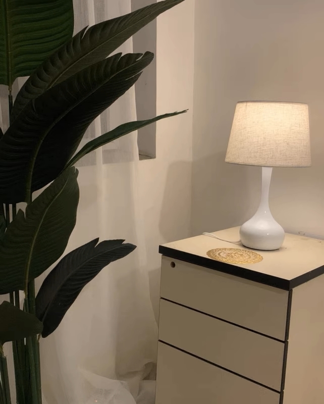 โคมไฟตั้งโต๊ะสไตล์โมเดิร์นทรงแจกันโป๊ะผ้าฐานโลหะดีไซน์เรียบหรู [TBL-1485]