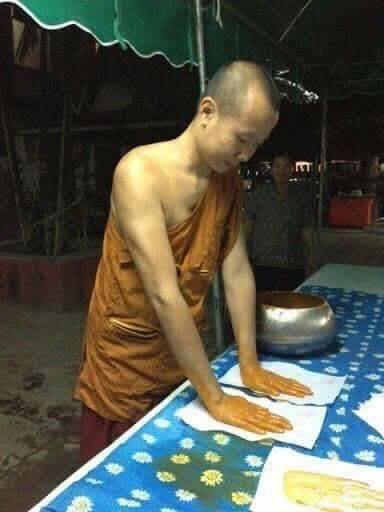 ผ้ายันต์รอยฝ่ามือ (ฝ่ามือพระโพธิสัตว์มังกรฟ้า) (มือขวา ปั๊มขมิ้นสด ไม่อดไม่อยากไปไหนใครก็รักแคล้วคลาด) ปี2553 (#รับประกันแท้) - ครูบากฤษดา วันสันพระเจ้าแดง(วัดป่ายาง) จ.ลำพูน