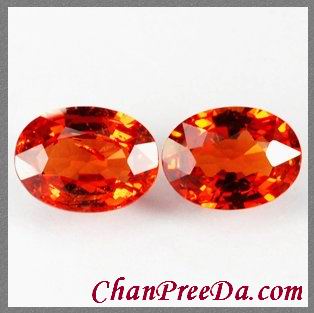 พลอยเนื้อแข็งสีส้ม(Orange Sapphire)คู่เหมือน 1.90 กะรัต รูปไข่ 7x5 มิล มีจุดตรงกลางนิดนึงอีกเม็ดสะอาดสีส้มเข้มเกือบแดง จากแอฟริกา (2,890)