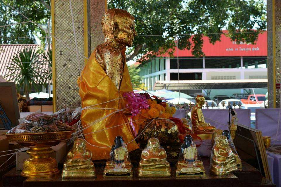 พระสมเด็จปรกโพธิ์ 9ใบ พิมพ์ใหญ่ หลังพระแม่ธรณี เนื้อผงอิธิเจแก่น้ำมัน (ชุดพิเศษ ชุดกรรมการ ปิดทองนำฤกษ์) หลวงพ่อกวย วัดโฆสิตาราม รุ่นแรงครู 2560 (พร้อมเลี่ยมกันน้ำ ใส่กรอบเงินแท้ ลาย หัวสิงห์ ลงยา ลายสุโขทัย ชุบทอง) #รับประกันแท้